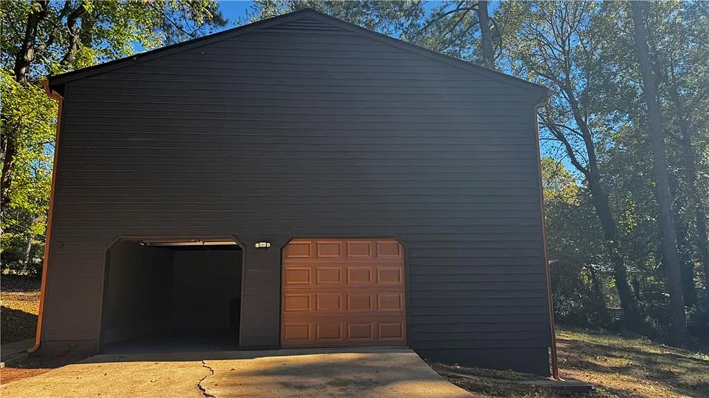 3 bed, 2.0 bath, 1425 sqft, $2,300 — Photo 2