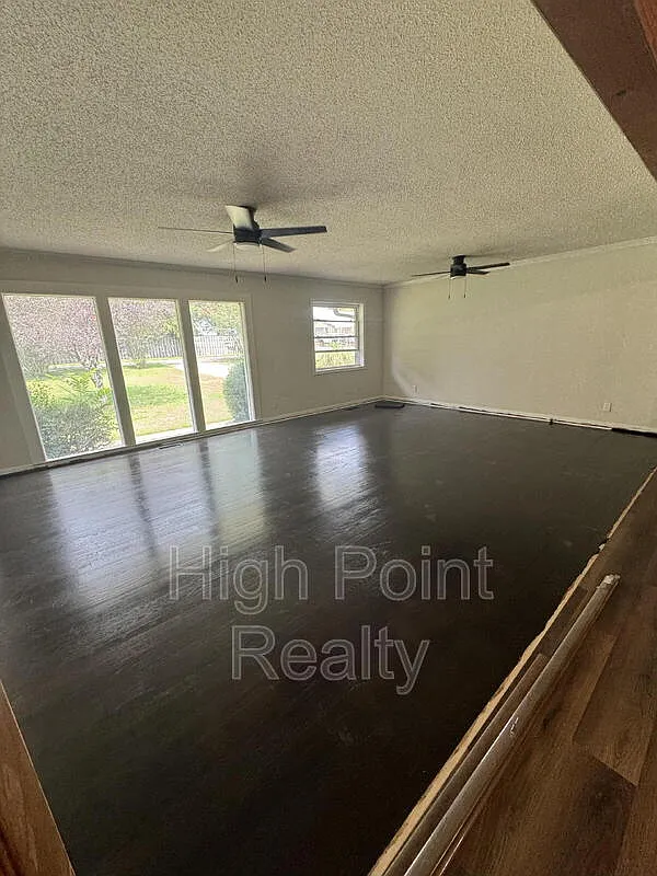 3 bed, 2.0 bath, 1987 sqft, $2,500 — Photo 4