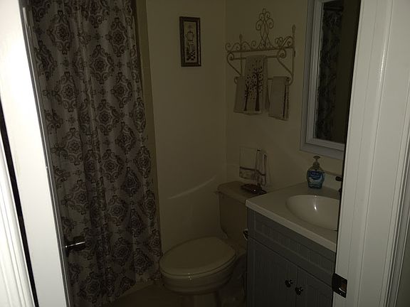 3rd image of 554 Vine Ave