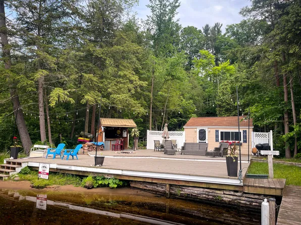 4629 S Croton Hardy Dr, Newaygo, MI 49337