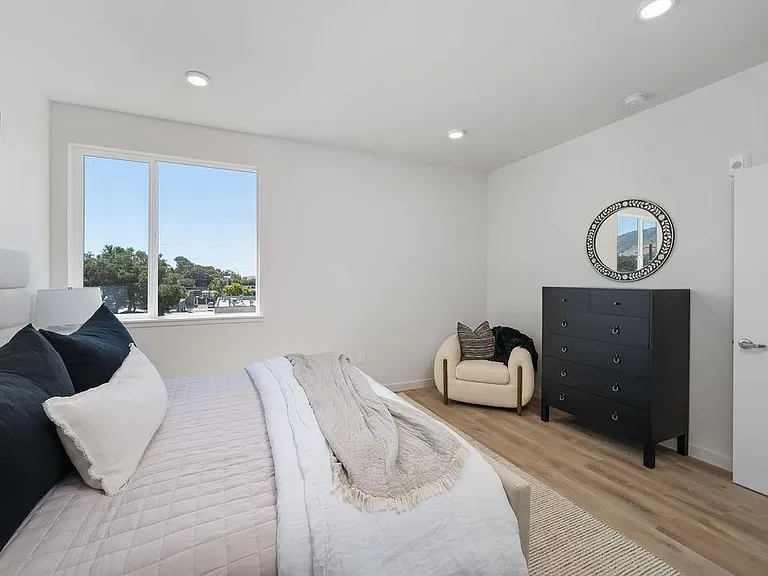 2475 Victoria Ave #305 — Photo 15