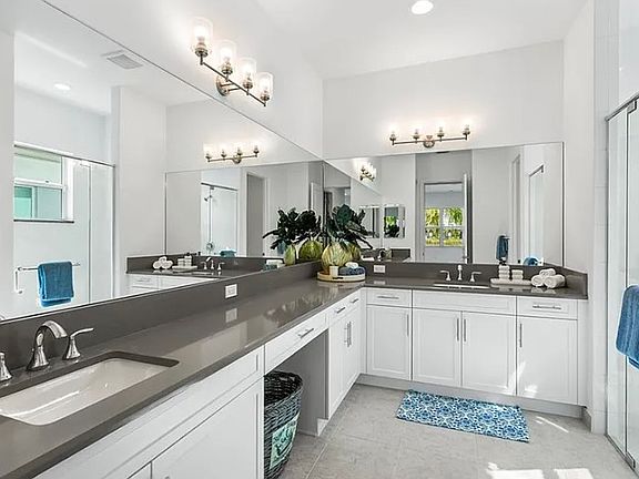 4th image of 12445 Dahlia Ct