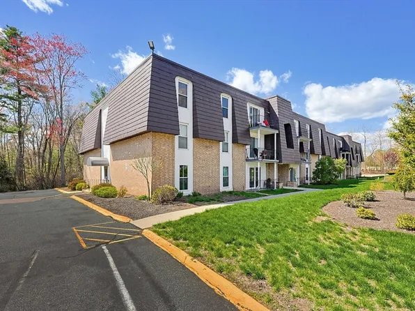 23 Shadowbrook Ln APT 18, Milford, MA 01757