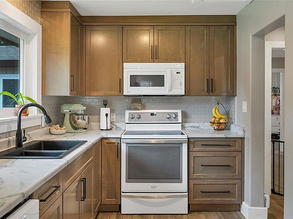 3rd image of 61 Maple Park Cir