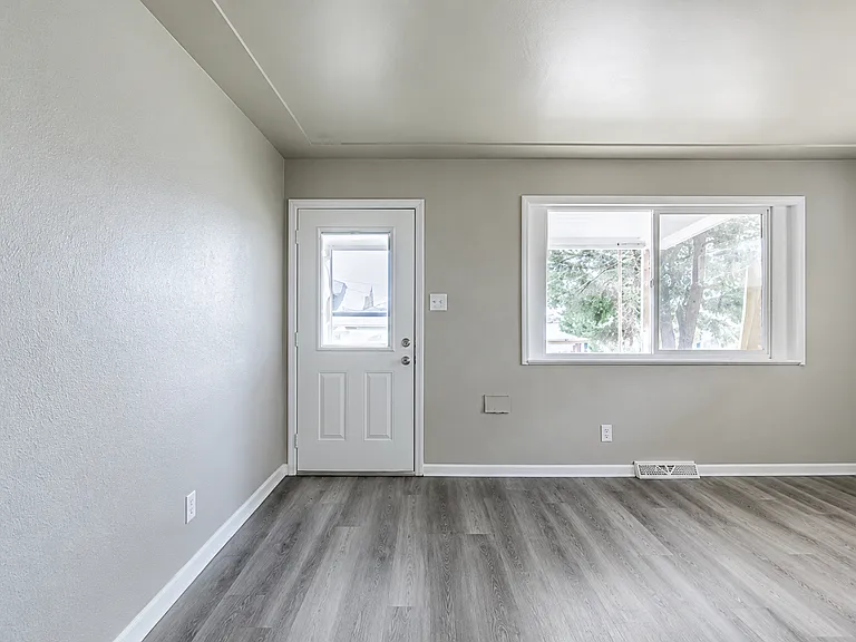 925 Stuart St — Photo 2