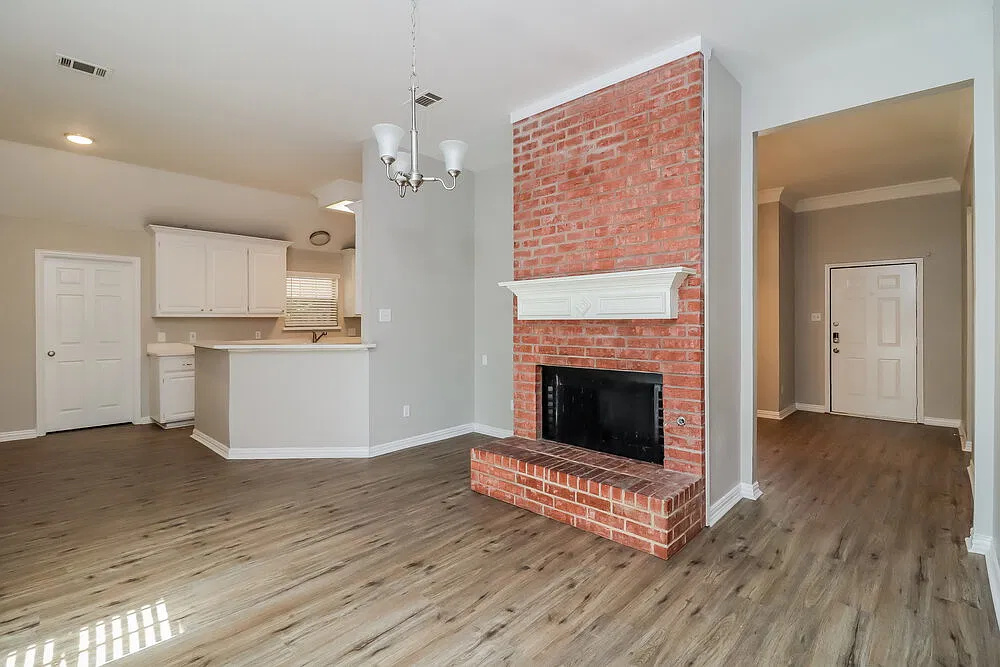 3 bed, 2.0 bath, 1660 sqft, $3,290 — Photo 3