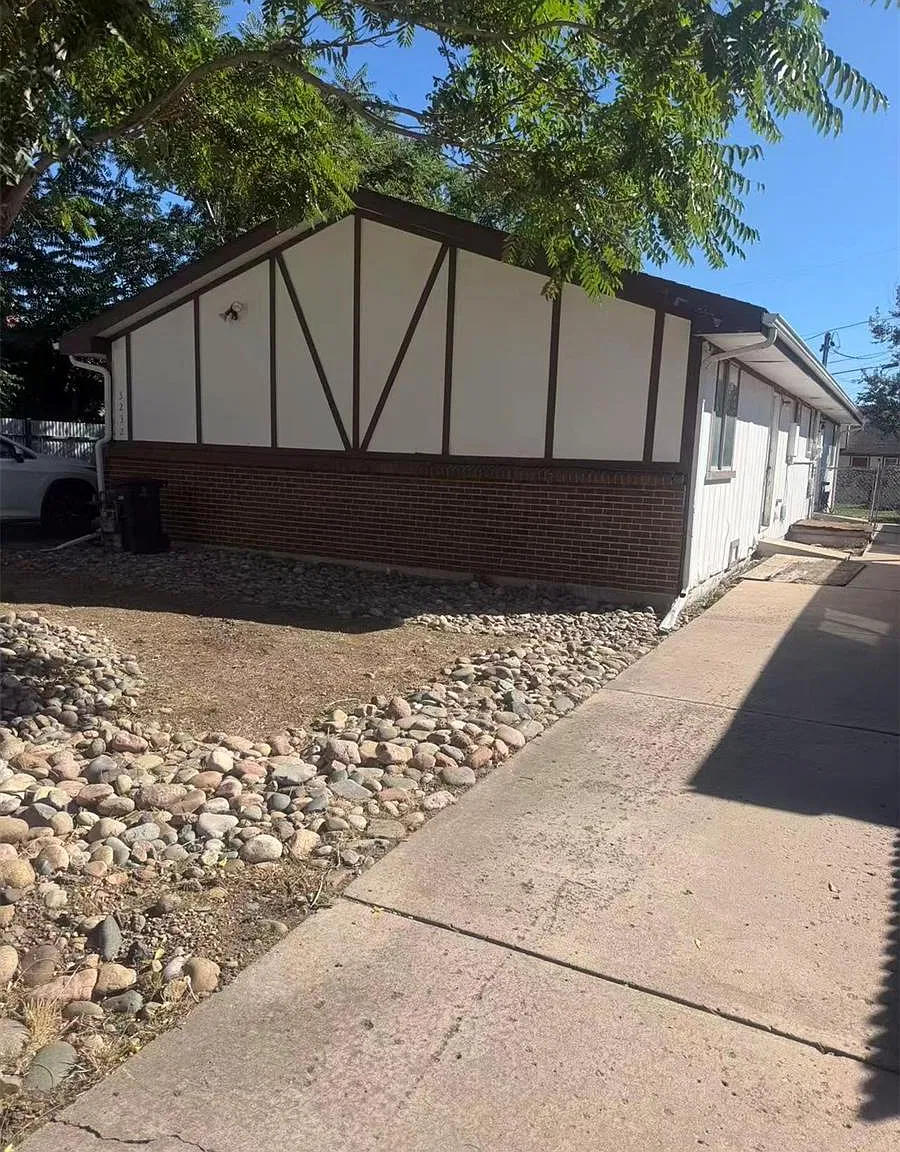 2 bed, 1.0 bath, 867 sqft, $1,900 — Photo 1