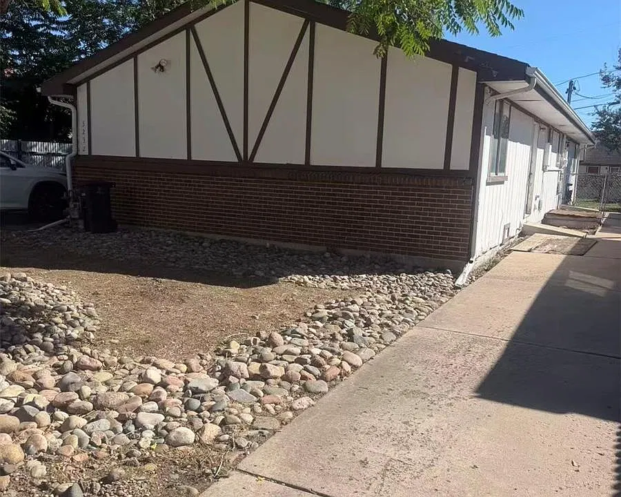 3232 W Nevada Pl