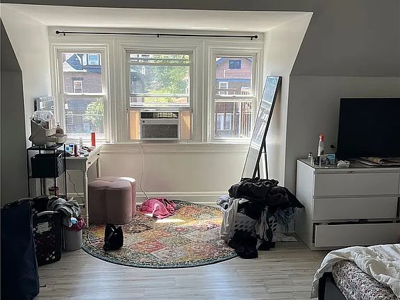 5th image of 5434 Baywood St Floor 3