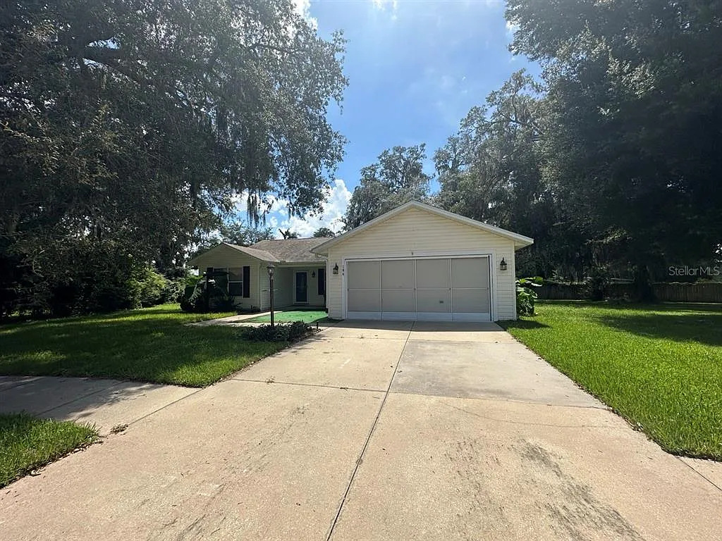 3 bed, 2.0 bath, 1392 sqft, $2,050 — Photo 2