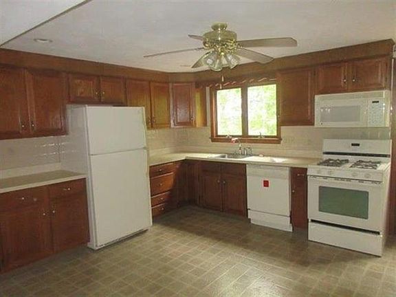 4th image of 40 Christopher Dr #72