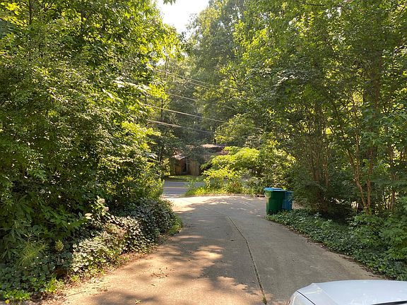 Lot's of Privacy - Drive Way