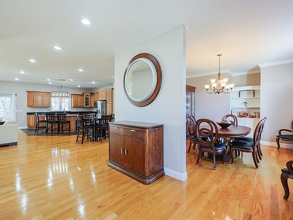5th image of 40 Sycamore Ln