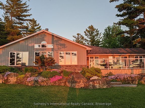 4th image of 1036 River Rd E