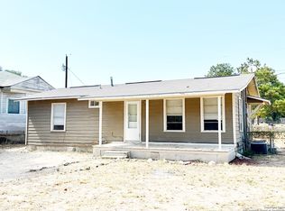 404 Davis Ave, Devine, TX 78016