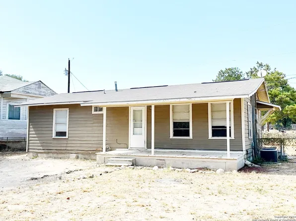 404 DAVIS AVE, Devine, TX 78016