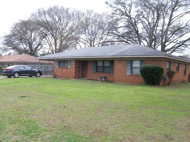 407 Daniels St — Photo 1