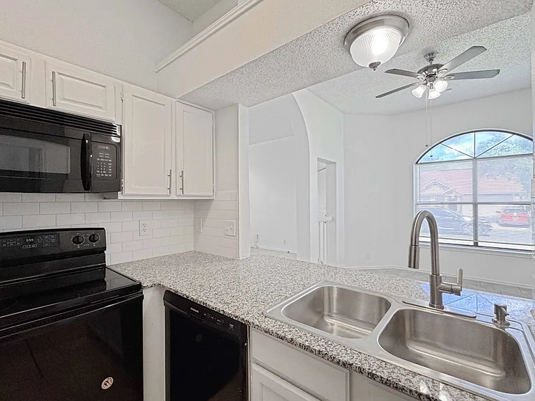 10203 Sunset Field Dr — Photo 13