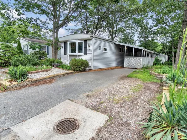 22 Daisy Drive, Bohemia, NY 11716