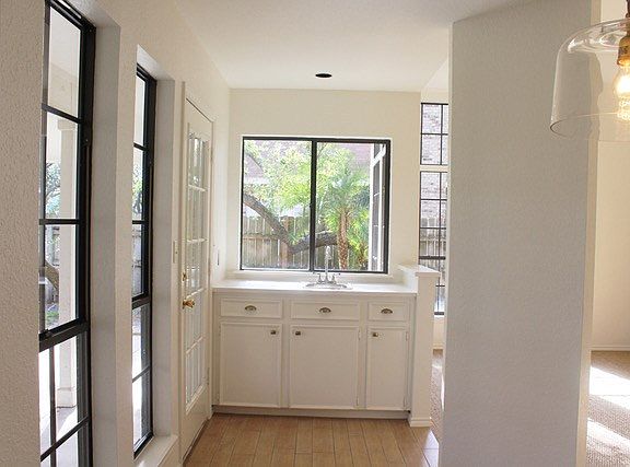 5th image of 410 Augusta Dr