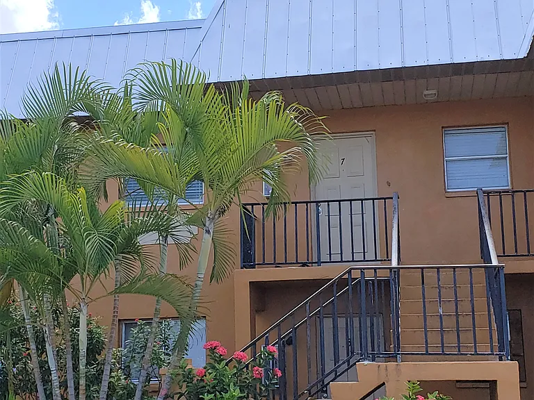 665 Marsh Ave — Photo 12