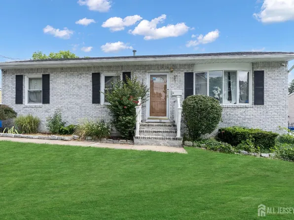 16 Walnut St, Fords, NJ 08863