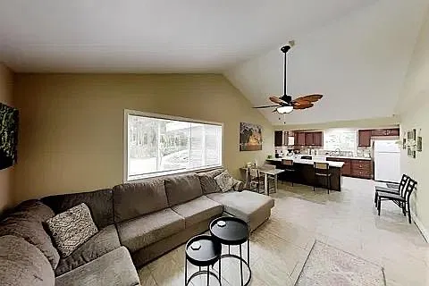3 bed, 956 sqft, $1,800 — Photo 2
