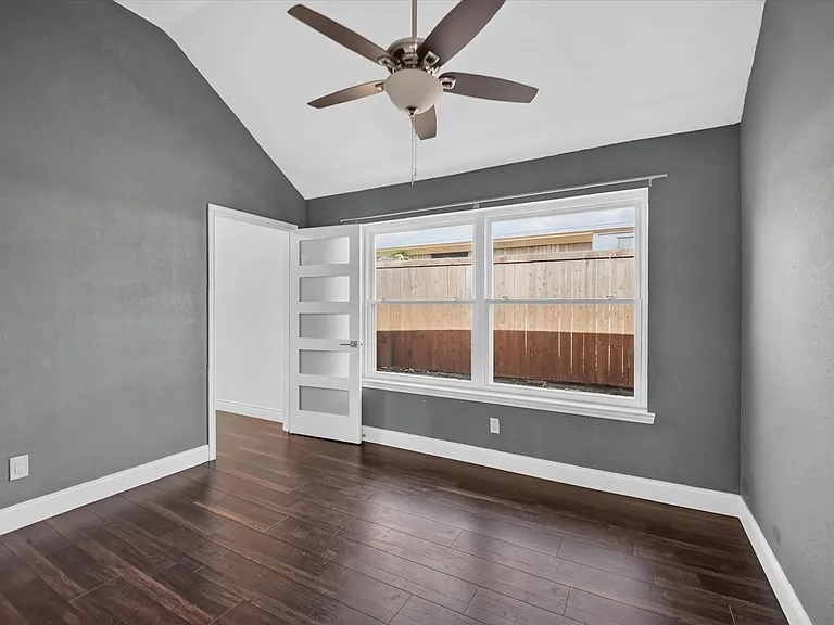 1521 Glenmore Dr — Photo 10