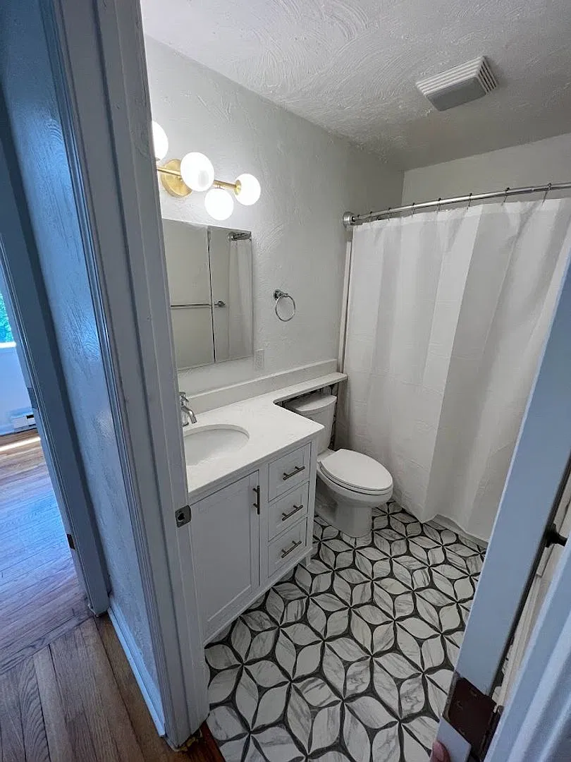2 Bedroom, 1 Bath House — Photo 3