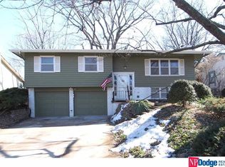 8711 Lakeview Dr, Omaha, NE 68127