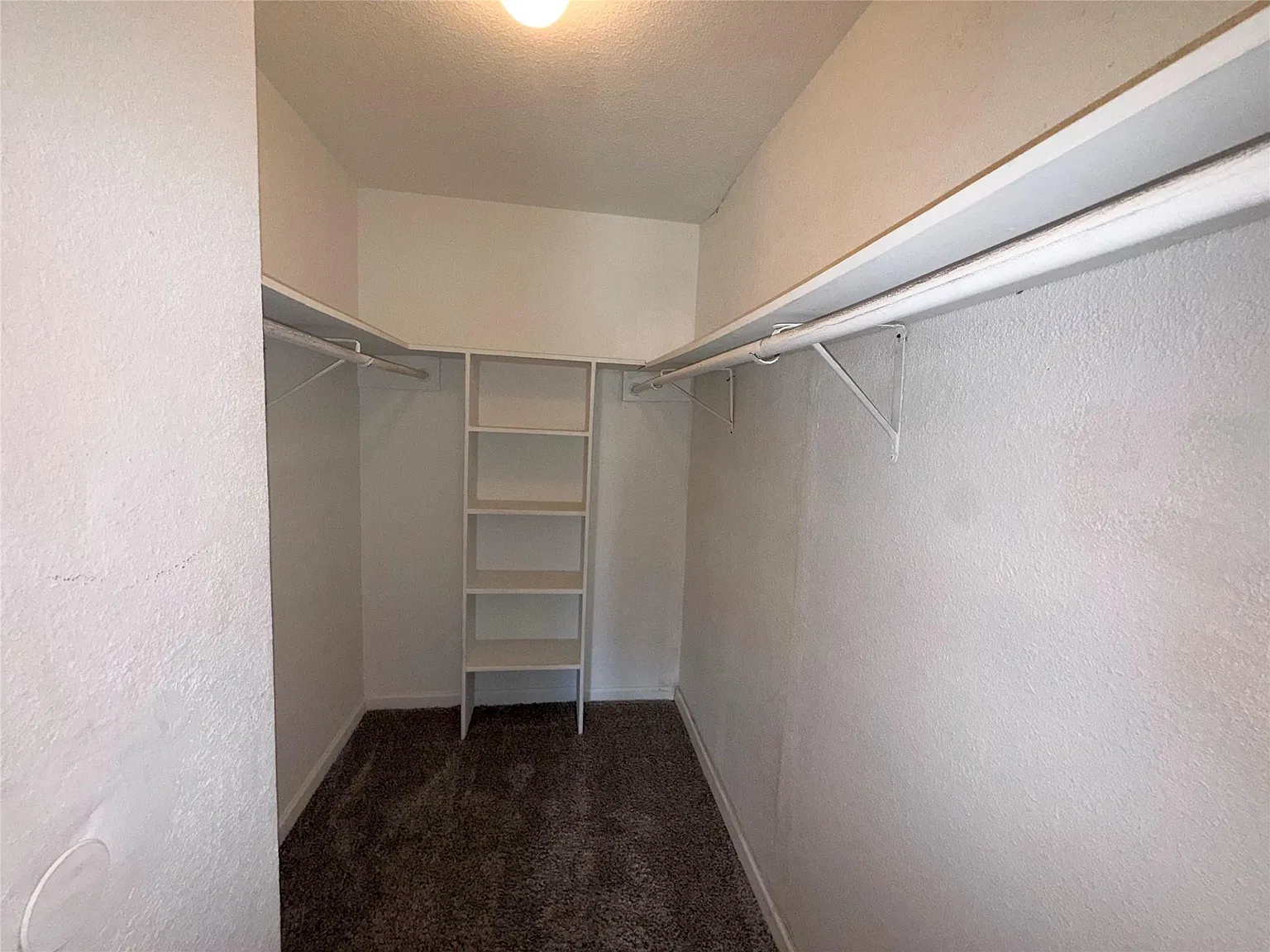 8100 Creekbend Dr — Photo 3