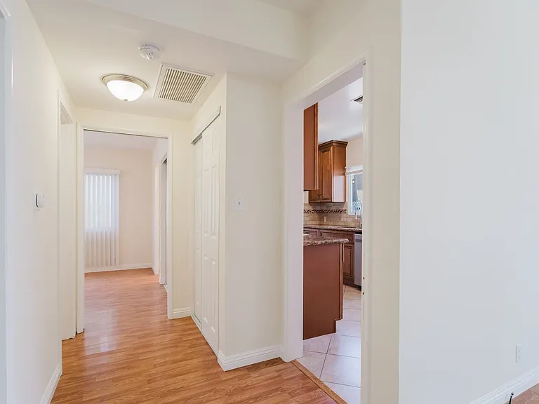10550 1/4 W Victory Blvd — Photo 15