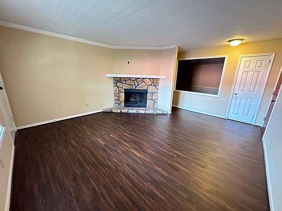 2nd image of 909 Chapel Creek Dr