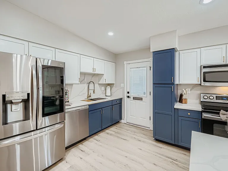 1221 E Broadmor Dr — Photo 2