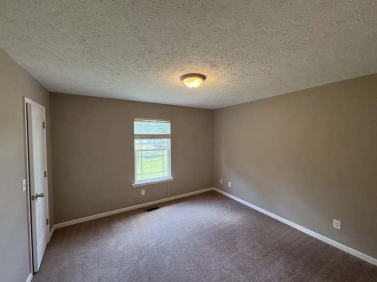 1009 Halverson Dr — Photo 11