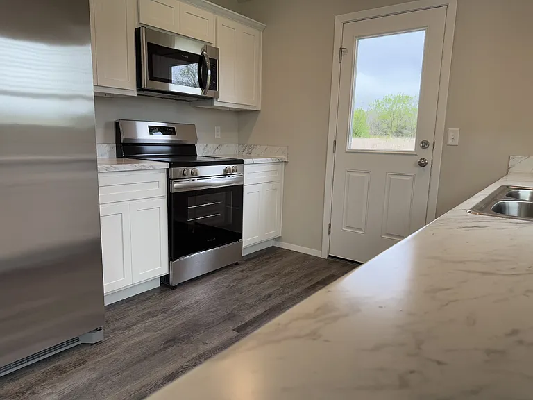 1114 W 8th Pl — Photo 3