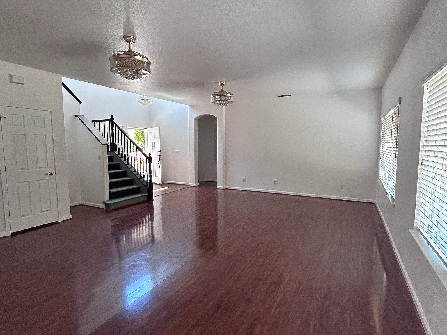 5 bed, 2347 sqft, $3,200 — Photo 4