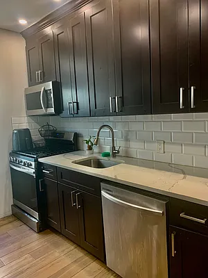 Rented by Halvatzis Realty | media 15