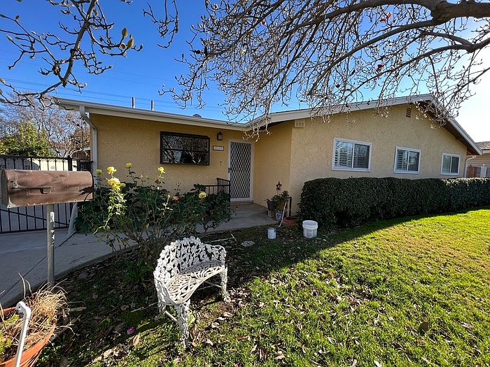 1st image of 220 Lilac Ct #1