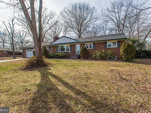 Huge front yard and back yard too!