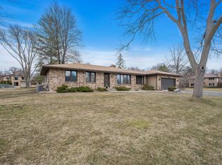 9936 Nesbitt Cir, Bloomington, MN 55437