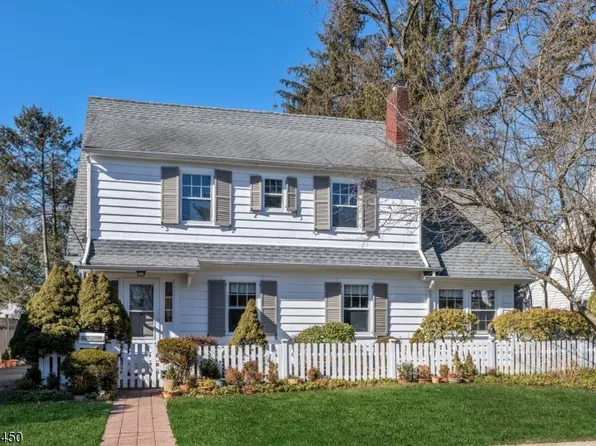 69 Fairlawn St, Hohokus Boro, NJ 07423