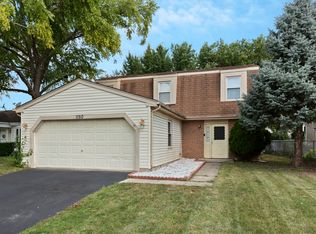1150 Singleton Dr, Roselle, IL 60172
