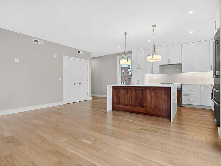 551 E 7th St #3 — Photo 5