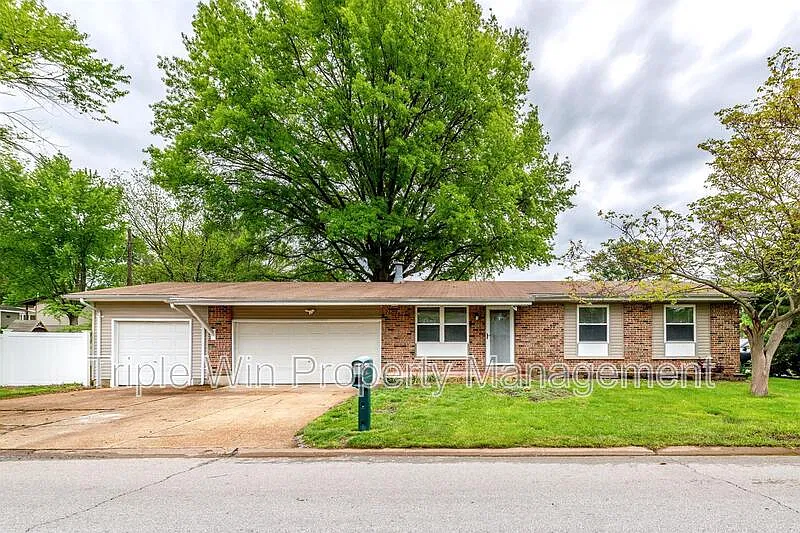 3 bed, 1.5 bath, 1128 sqft, $1,800 — Photo 1
