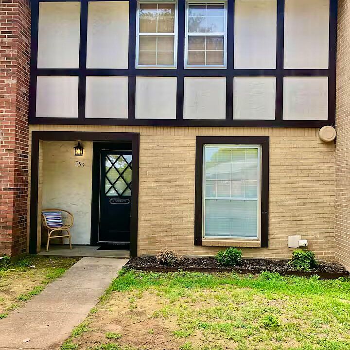 1st image of 253 E Stephenson St