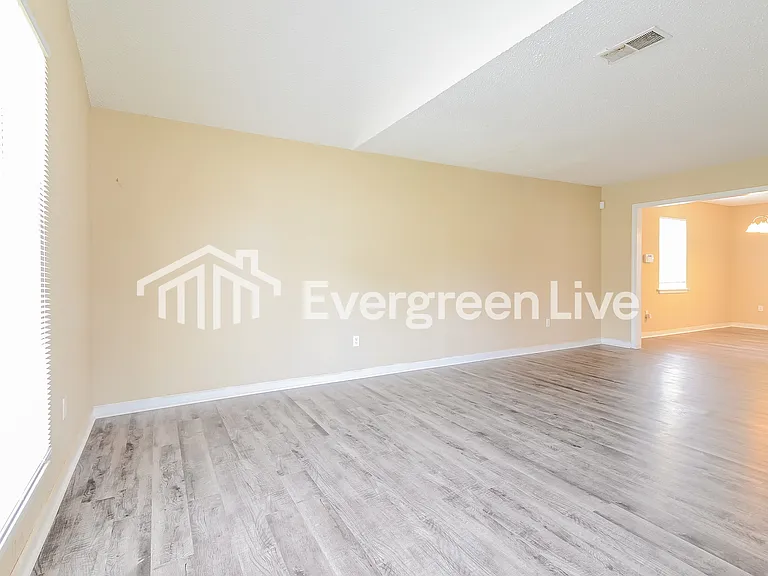 204 Leewood Cir — Photo 2