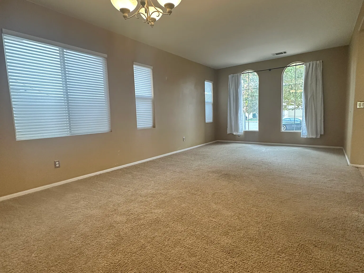 4 bed, 3073 sqft, $3,900 — Photo 2
