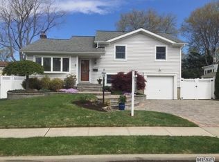 513 N Syracuse Ave, Massapequa, NY 11758