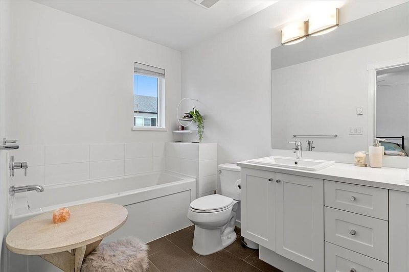 Surrey Townhouse for rent - 4 Bedrooms — photo 8